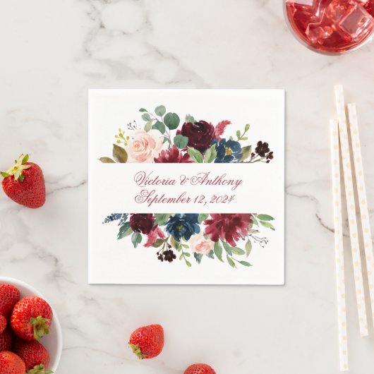 Serviette En Papier Burgundy Blush Rose Floral Élégant Mariage Script (En situation)