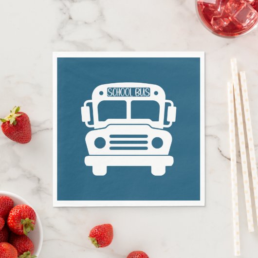 Serviette En Papier Bus scolaire blanc sur Arrière - plan bleu (En situation)