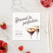 Serviette En Papier Café Brown Martini Trente fête d'anniversaire (En situation)