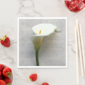 Serviette En Papier Calla lily sur écriture manuscrite (En situation)