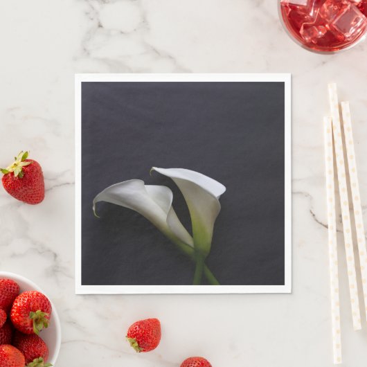 Serviette En Papier Calla ment sur un arrière - plan sombre (En situation)