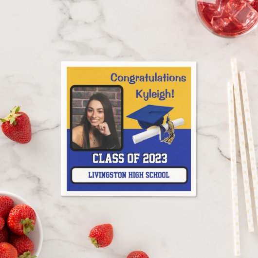 Serviette En Papier Casquette & Diplôme, Royal Blue, Gold & White Grad (En situation)