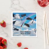 Serviette En Papier Casquettes de diplôme en ciel avec arc-en-ciel (En situation)