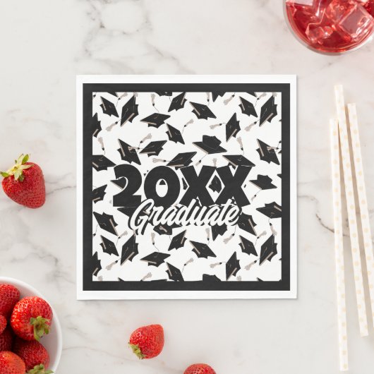 Serviette En Papier Casquettes de graduation noir jetées en l'air sur (En situation)