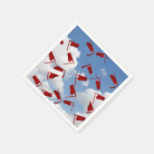 Serviette En Papier Casquettes rouges de graduation dans le ciel (Coin)