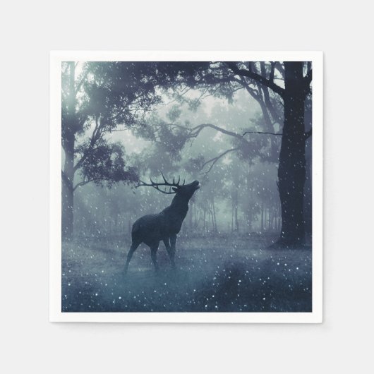 Serviette En Papier Cerf avec Antlers dans une forêt ombragée (Devant)