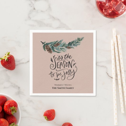 Serviette En Papier C'Est La Saison D'Être Jolly Aquarelle Pine Cône (En situation)
