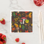Serviette En Papier Champignons d'automne, feuilles, noix et baies sur (En situation)