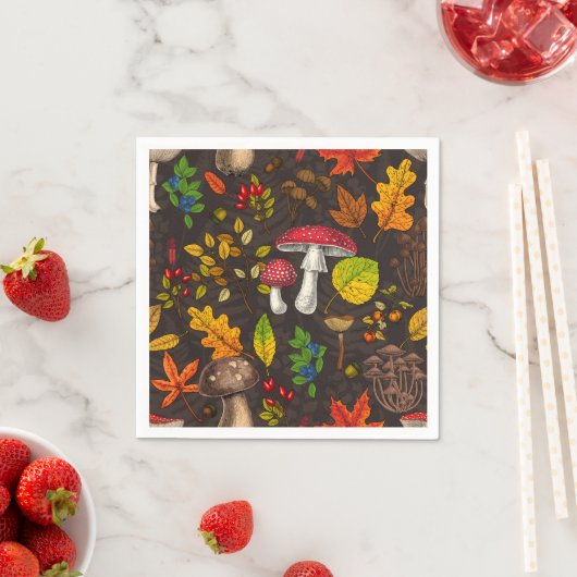 Serviette En Papier Champignons d'automne, feuilles, noix et baies sur (En situation)