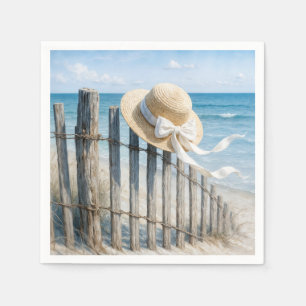 Serviette En Papier Chapeau de paille d'été sur une clôture de plage