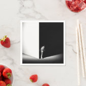 Serviette En Papier Chat Blanc Dans Les Ombres Noires (En situation)