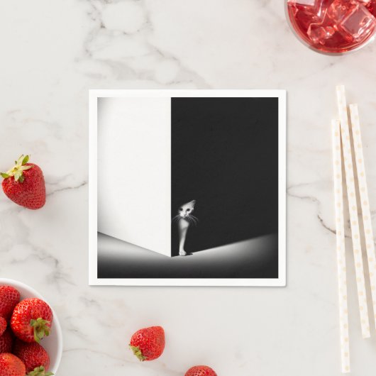 Serviette En Papier Chat Blanc Dans Les Ombres Noires (En situation)