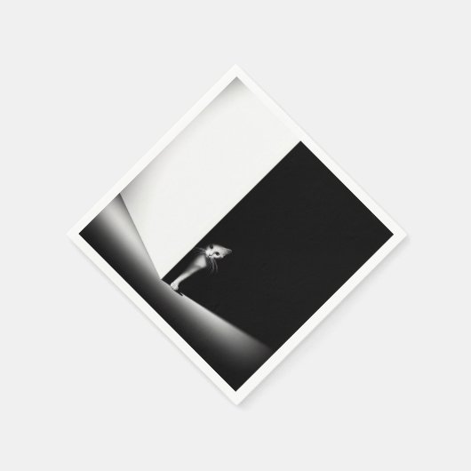 Serviette En Papier Chat Blanc Dans Les Ombres Noires (Coin)