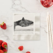Serviette En Papier Chat gris sous couverture blanche (En situation)