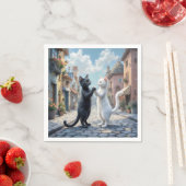 Serviette En Papier Chats noirs et blancs dansant sur cobblestone (En situation)
