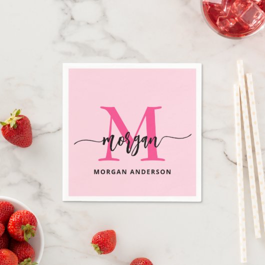 Serviette En Papier Chaud rose moderne Script Girl Monogramme Nom (En situation)