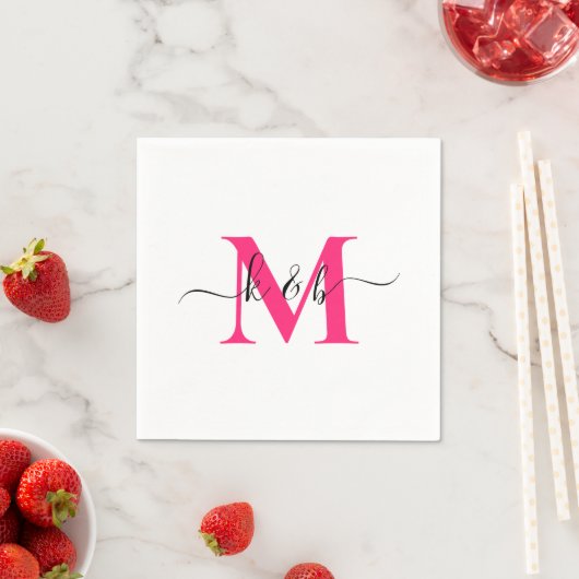 Serviette En Papier Chaud rose Monogramme Swash Script Blanc Cocktail (En situation)