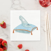 Serviette En Papier Chaussure En Verre Sur Un Coussin (En situation)