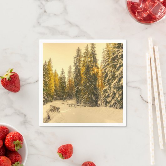 Serviette En Papier Chemin d'hiver neigeux avec pins (En situation)