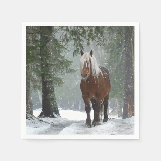 Serviette En Papier Cheval Brown dans une forêt d'hiver avec chute de (Devant)