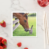 Serviette En Papier Cheval de ferme avec chat tigré (En situation)