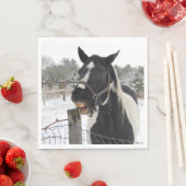 Serviette En Papier Cheval mignon à mâcher sur une clôture (En situation)