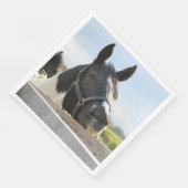 Serviette En Papier Cheval mignon mâchant sur une clôture (Coin)