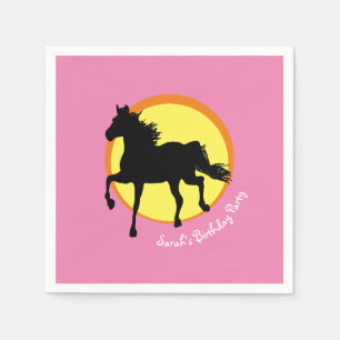 Serviette En Papier Cheval noir courant sauvage dans le coucher du sol
