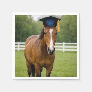 Serviette En Papier Cheval portant une casquette de remise des diplôme