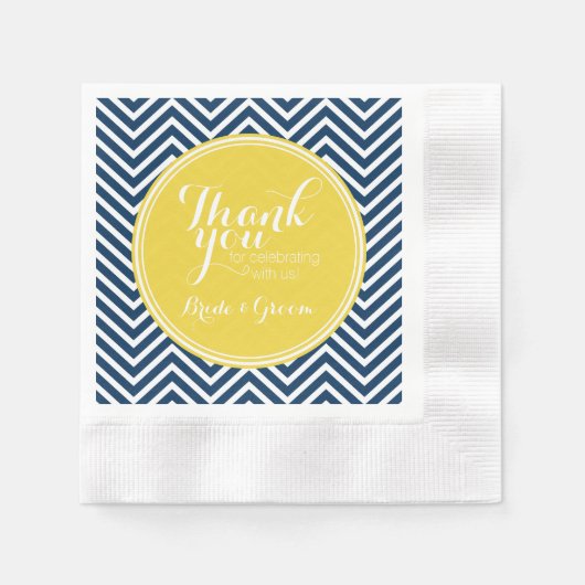 Serviette En Papier Chevrons bleu marine avec Monogramme jaune personn (Devant)