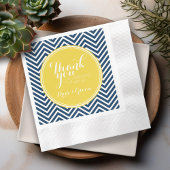 Serviette En Papier Chevrons bleu marine avec Monogramme jaune personn