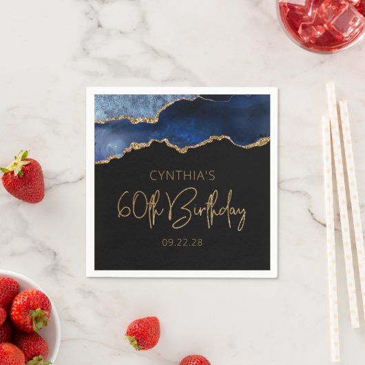 Serviette En Papier Chic Agate Geode Blue Gold 60e fête d'anniversaire (En situation)