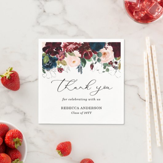 Serviette En Papier Chic Burgundy Florals Script Merci Graduation (En situation)