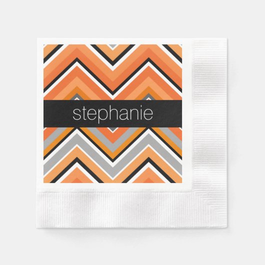 Serviette En Papier Chic Chevron Motif noir gris orange avec nom (Devant)