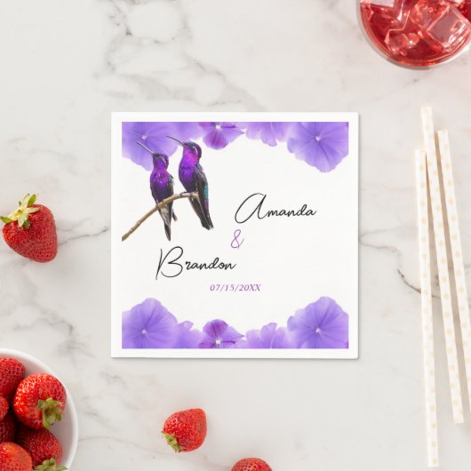 Serviette En Papier Chic Mariage de colibris et de pétales violets (En situation)