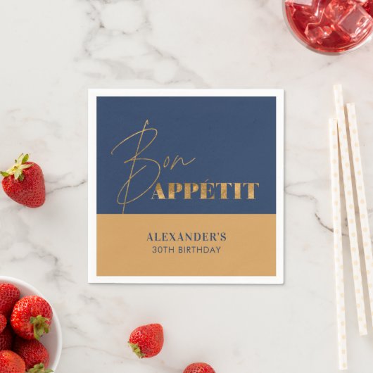 Serviette En Papier Chic Navy et Or Bon Appétit Script Anniversaire  (En situation)