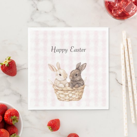 Serviette En Papier Chic Pink Plaid Stripes Bunnies dans le panier Pâq (En situation)