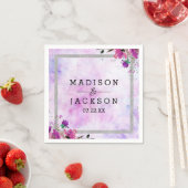 Serviette En Papier Chic violet floral et Mariage argenté (En situation)