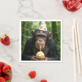 Serviette En Papier Chimpanzé tenant un gâteau d'anniversaire (En situation)