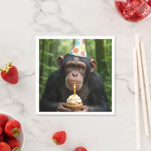 Serviette En Papier Chimpanzé tenant un gâteau d'anniversaire (En situation)