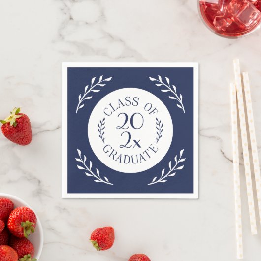 Serviette En Papier Classe De 2025 Graduate Chic Navy Blanc Botanique (En situation)