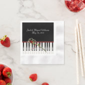 Serviette En Papier clavier piano avec rouge rose anniveraire (En situation)