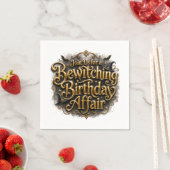 Serviette En Papier Cocktail au script doré pour anniversaire ensorcel (En situation)