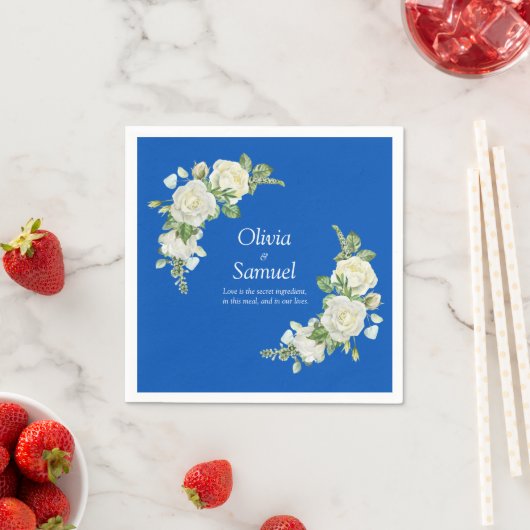 Serviette En Papier Cocktail Cobalt Blue & White Roses (En situation)