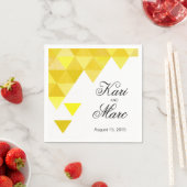 Serviette En Papier Cocktail Triangles géométriques | Jaune dorée (En situation)