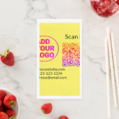 Serviette En Papier Code QR minimal simple ajouter un logo scanner nom (En situation)