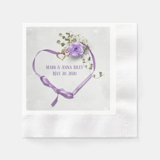 Serviette En Papier Coeur de ruban violet mariage avec anneaux et rose (Devant)