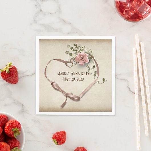 Serviette En Papier Coeur ruban mariage avec anneaux et rose (En situation)