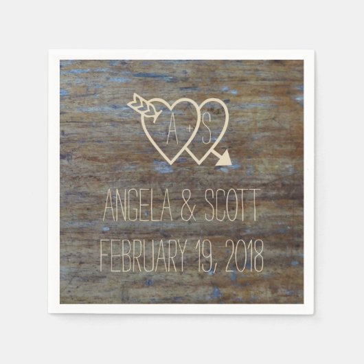 Serviette En Papier Coeurs avec initiales Mariage en bois rustique (Devant)