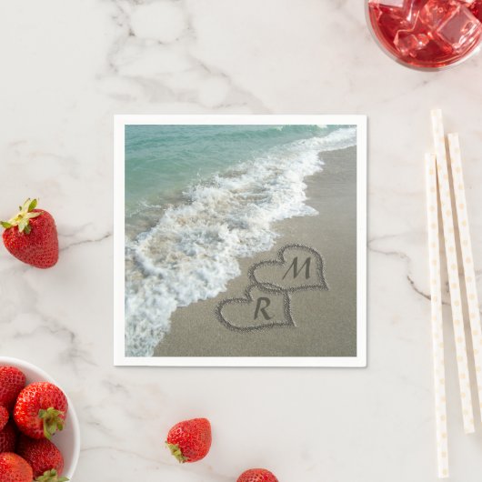 Serviette En Papier Coeurs bloqués sur le sable de plage (En situation)